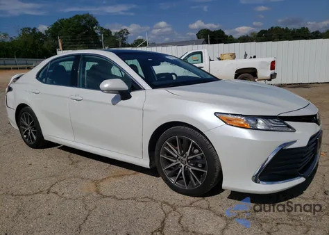 2021 Toyota Camry Xle z USA, uszkodzony, nr VIN 4T1F11AK2MU406305